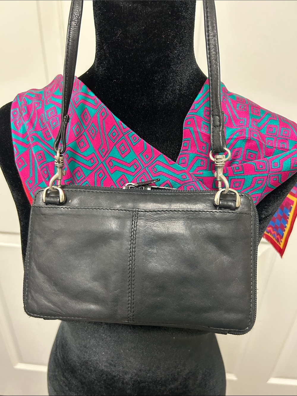 Classic Black Leather Crossbody Bag - Unbranded